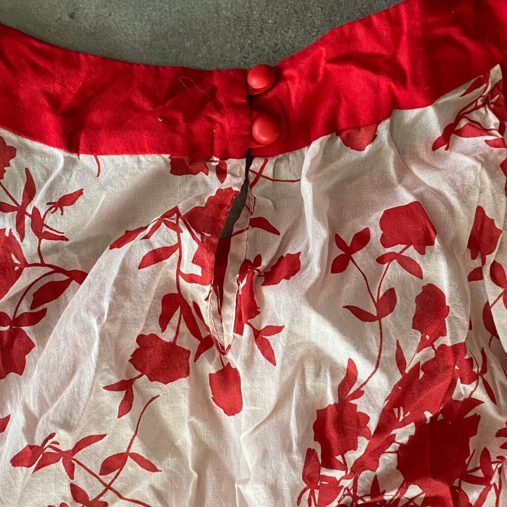 Velvet Blouse M Red Floral on White Circle Neckline Sleeveless Top Self Belt - Picture 7 of 7